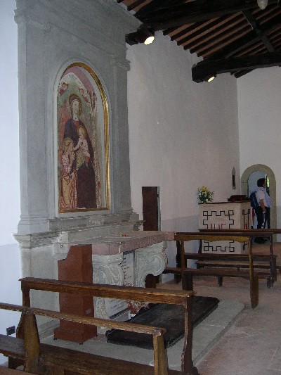 l'altare della chiesetta di Barbiana