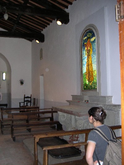 interno della chiesetta di Barbiana