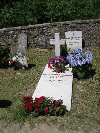tomba di Don Milani (le due tombe si trovano nel minuscolo cimitero posto a 100 metri dalla scuola)