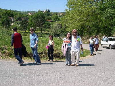 marciatori dell'Unicobas durante il cammino (13 Km. fatti rigorosamente a piedi) per giungere alla scuola, posta a circa 600 metri di altezza. E' lo stesso percorso che sino ai primi anni '60 facevano quotidianamente gli alunni di Don Milani ogni mattina