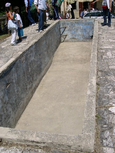 piscina costruita dalla comunit di Barbiana per insegnare il nuoto agli alunni