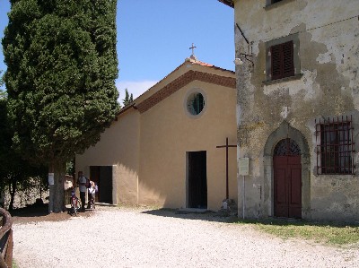 panoramica della canonica (a destra) e della chiesetta di Barbiana