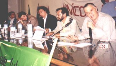 29/5/2001 - Sandro Gigliotti e Stefano d'Errico mentre ascoltano l'intervento di Matteo De Cesare (dirig. l'AltrascuolA)